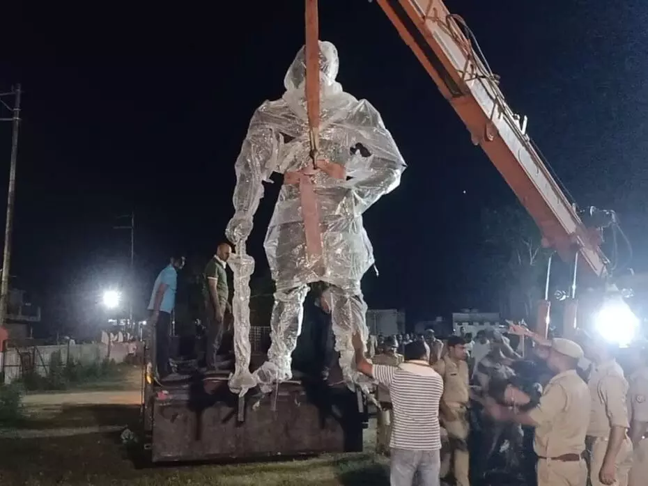 रोनी हरजीपुर प्रकरण में गिरी पहली गाज, लेखपाल मनीष निलम्बित रोनी हरजीपुर प्रकरण में गिरी पहली गाज, लेखपाल मनीष निलम्बित