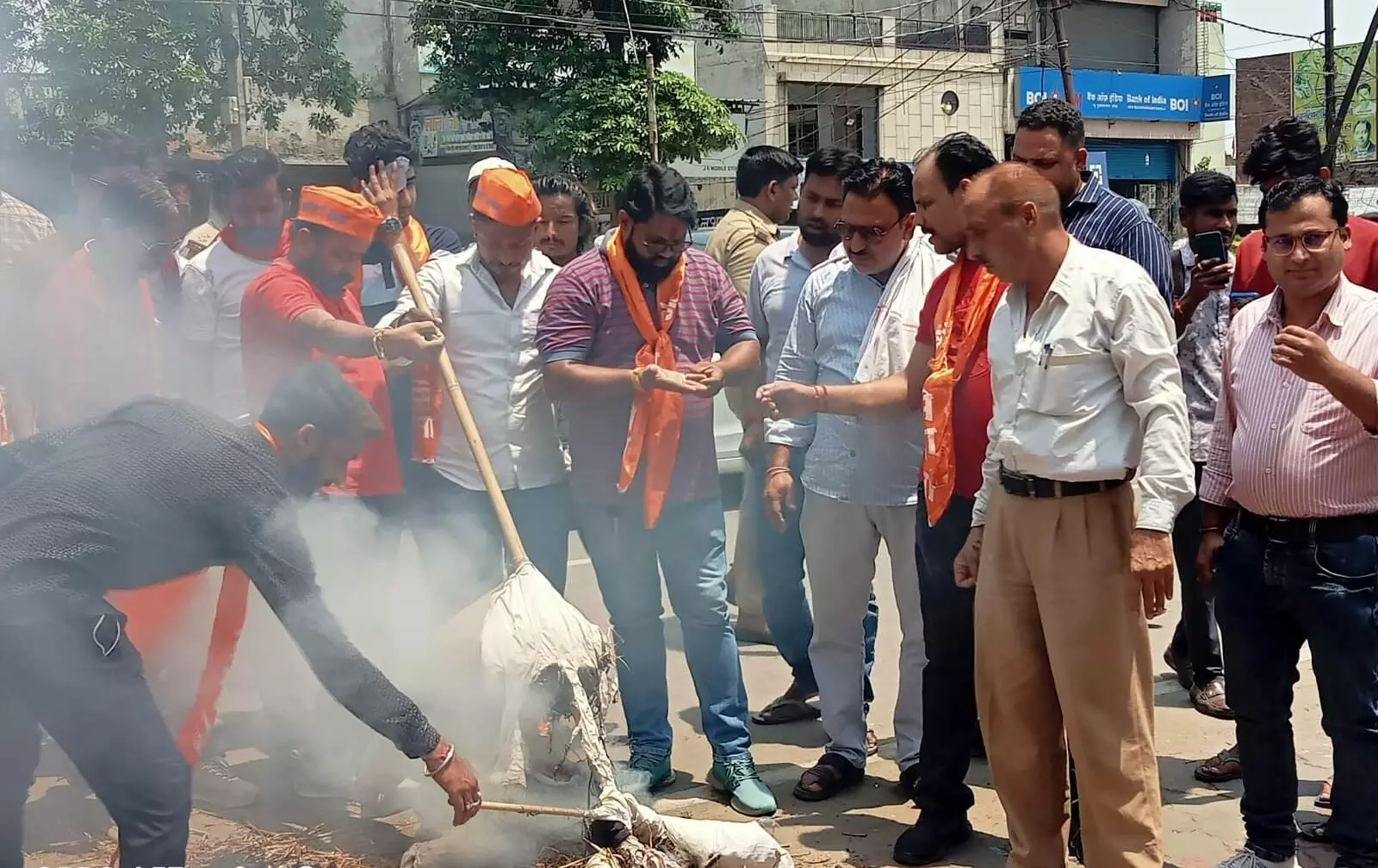 Muzaffarnagar- क्रांति सेना ने आदिपुरुष फिल्म के विरोध में फूंका सैंसर बोर्ड का पुतला