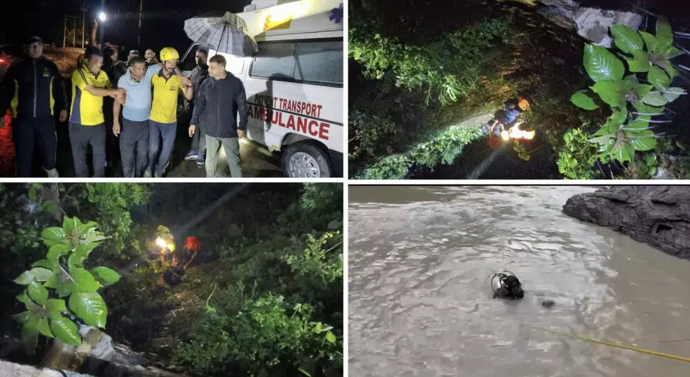 गंगा नदी में गिरी मैक्स गाड़ी, 11 लोग बहे, 3 शव बरामद, 5 को किया रेस्क्यू, बाकियों की तलाश गंगा नदी में गिरी मैक्स गाड़ी, 11 लोग बहे, 3 शव बरामद, 5 को किया रेस्क्यू, बाकियों की तलाश