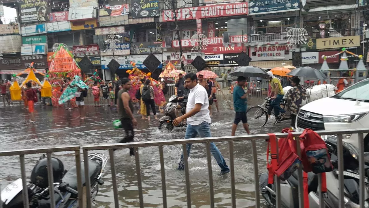 मुज़फ्फरनगर ..डीएम अरविन्द मलप्पा बंगारी ने भारी बारिश के बीच शिव चौक पंहुचकर व्यवस्थाओ का लिया जायजा