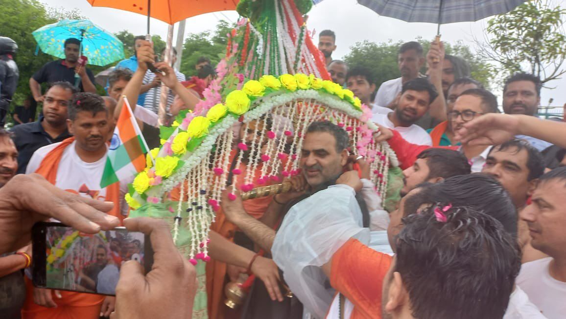 KANWAR YATRA---गंगा में डुबकी लगाकर केन्द्रीय मंत्री संजीव बालियान ने उठाई बाबा भोलेनाथ की कांवड