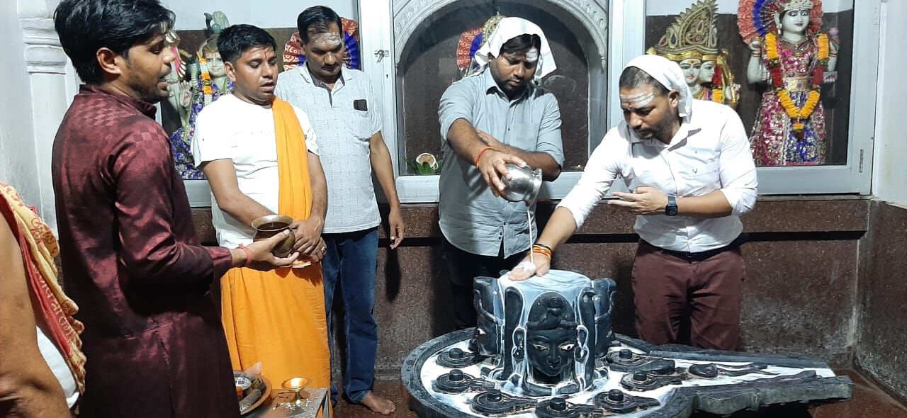 एडीएम प्रशासन-सिटी मजिस्ट्रेट ने संभलहेडा शिव मंदिर में किया शिव का अभिषेक