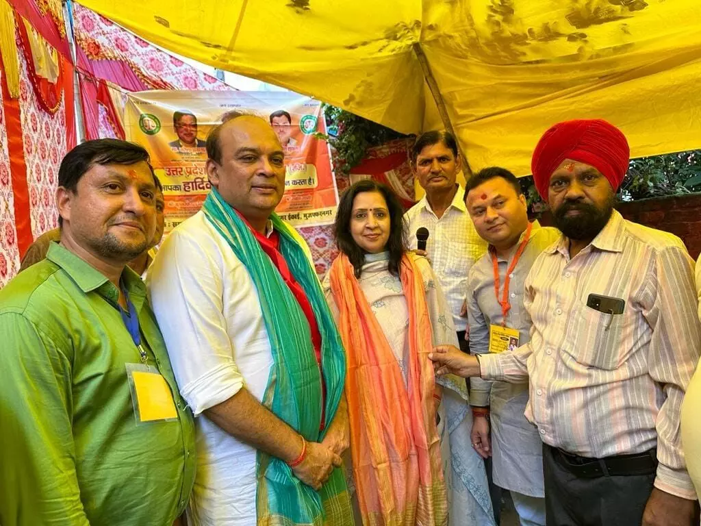 व्यापारियों के शिविर में चेयरपर्सन ने कांवड़ियों को कराया भोजन व्यापारियों के शिविर में चेयरपर्सन ने कांवड़ियों को कराया भोजन