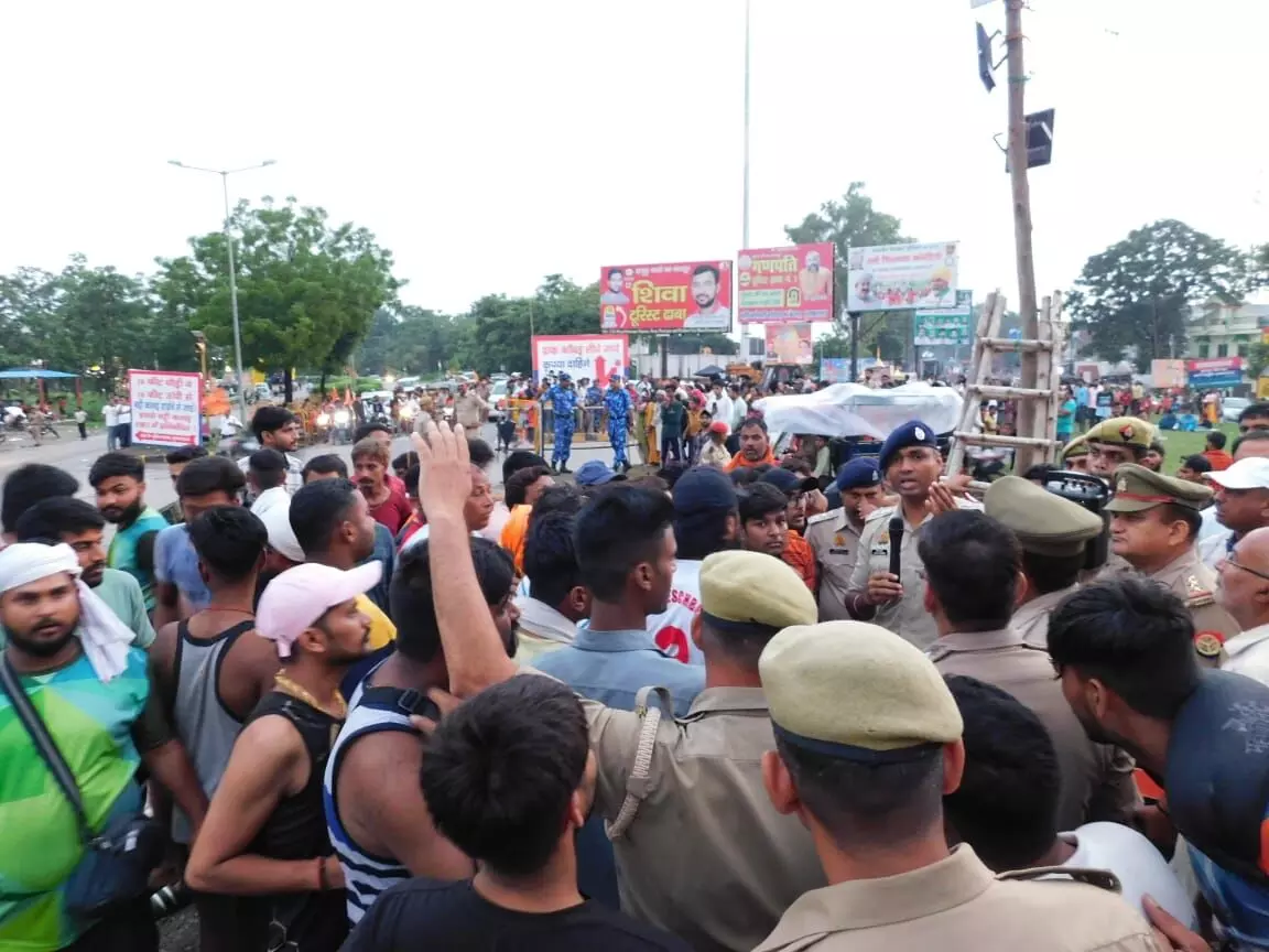 बड़ी डीजे कांवड़ रोकने पहुंचे एसएसपी भोले संग जमकर झूमे