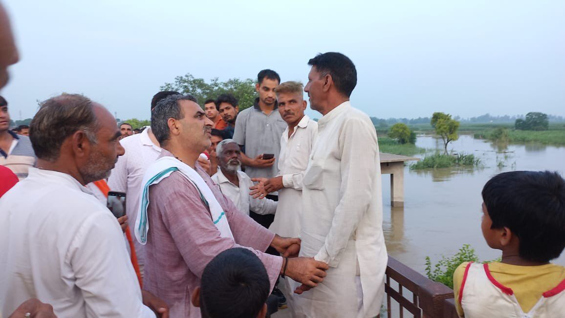FLOOD--कपड़े उतारकर बाढ़ का जायजा लेने पानी में उतर गये मंत्री संजीव बालियान