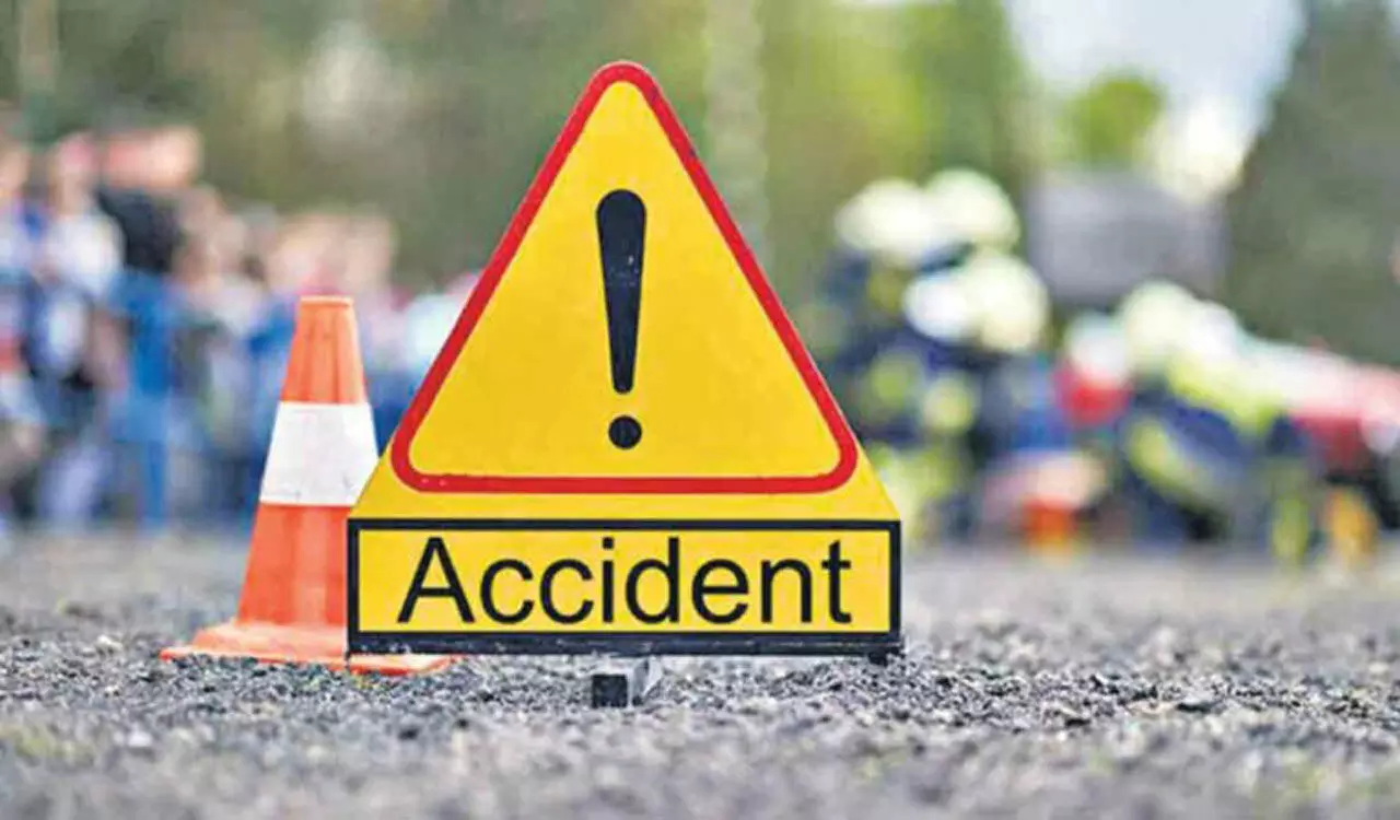 हाईवे पर ट्रक ने बाइक को कुचला, एक की मौत हाईवे पर ट्रक ने बाइक को कुचला, एक की मौत