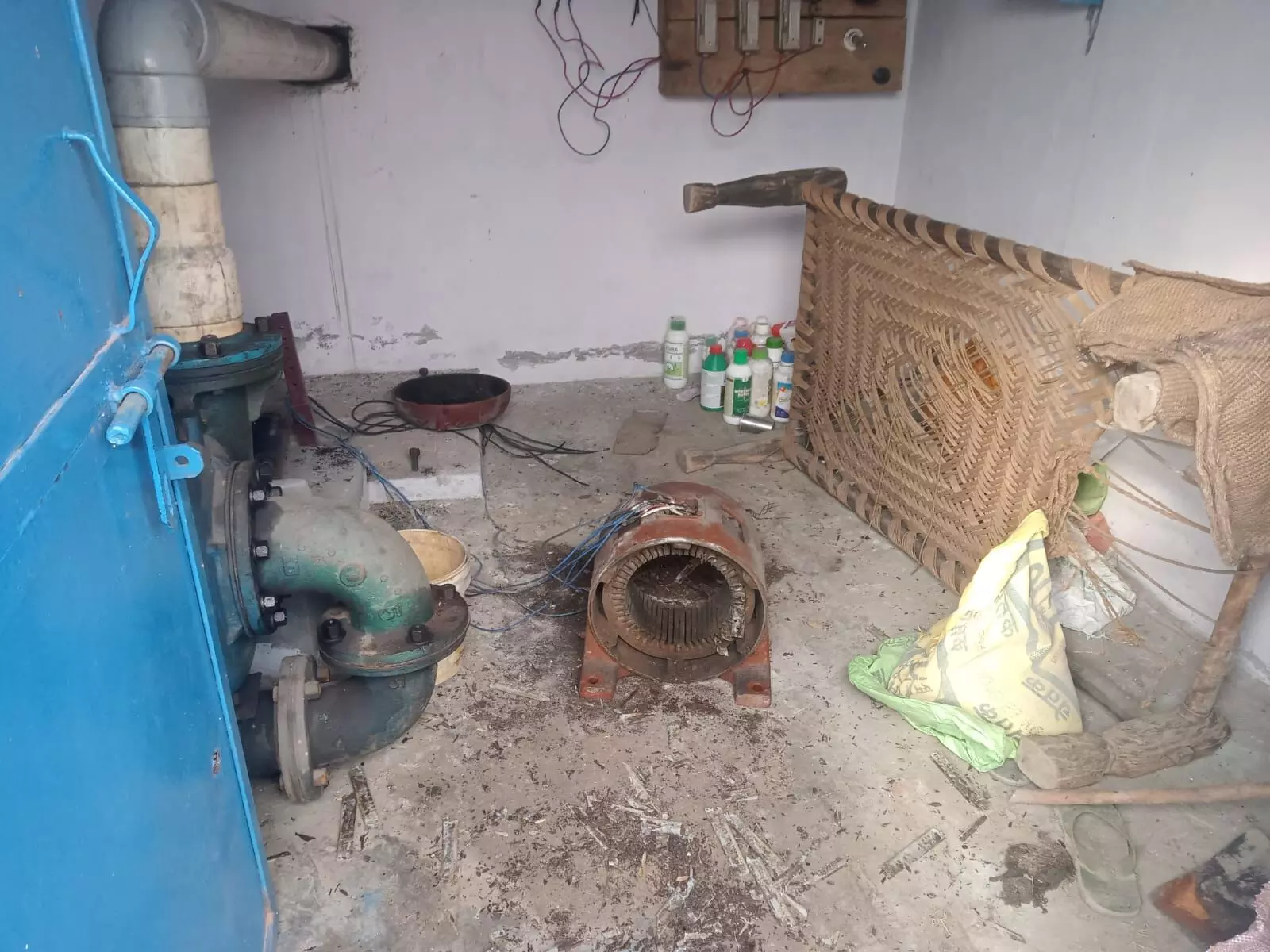सोन्टा में किसानों के नलकूपों पर चोरों का धावा, किसानों ने थाना घेरा सोन्टा में किसानों के नलकूपों पर चोरों का धावा, किसानों ने थाना घेरा