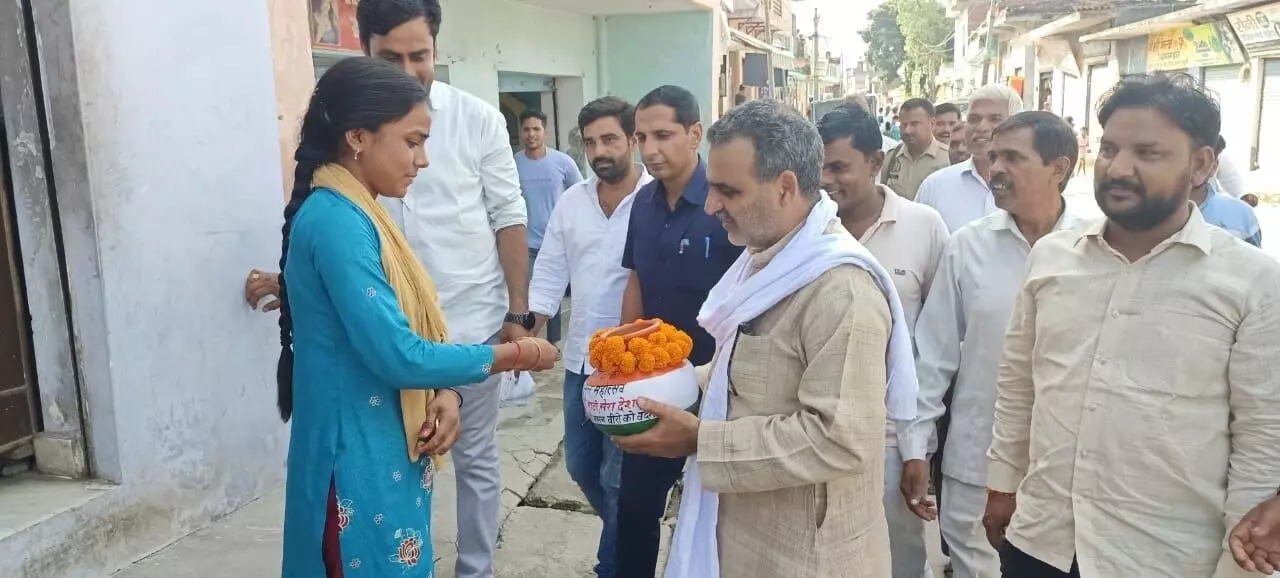 अमृत कलश यात्रा लेकर घर घर पहुंचे केन्द्रीय मंत्री संजीव बालियान अमृत कलश यात्रा लेकर घर घर पहुंचे केन्द्रीय मंत्री संजीव बालियान