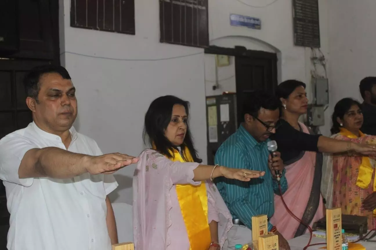 चेयरपर्सन मीनाक्षी स्वरूप ने दिलाई पंच प्रण शपथ जीआईसी में हुए युवा संवाद इंडिया कार्यक्रम में छात्रों को किया देश के लिए योगदान को प्रेरित चेयरपर्सन मीनाक्षी स्वरूप ने दिलाई पंच प्रण शपथ जीआईसी में हुए युवा संवाद इंडिया कार्यक्रम में छात्रों को किया देश के लिए योगदान को प्रेरित