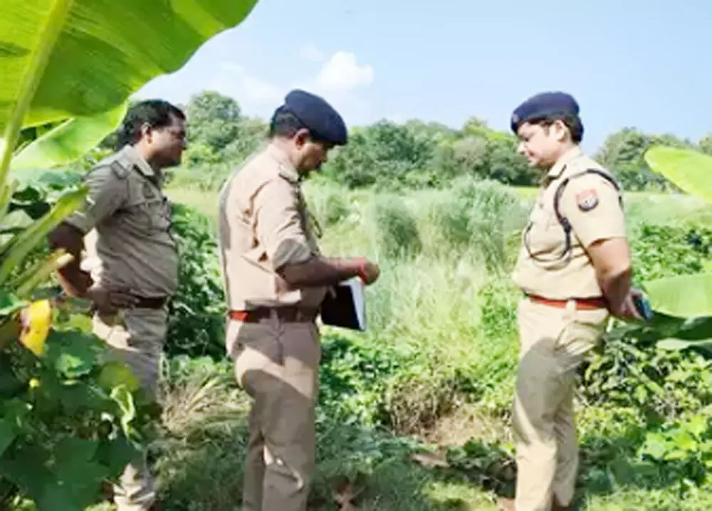 115 रुपये के लिए चचेरे भाईयों ने दोस्त का गला काटा 115 रुपये के लिए चचेरे भाईयों ने दोस्त का गला काटा
