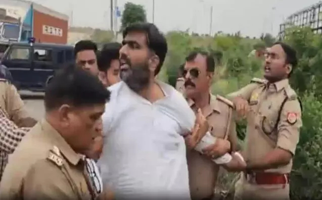 बिना अनुमति यात्रा निकाली, सपा विधायक अतुल प्रधान समेत कई हिरासत में बिना अनुमति यात्रा निकाली, सपा विधायक अतुल प्रधान समेत कई हिरासत में