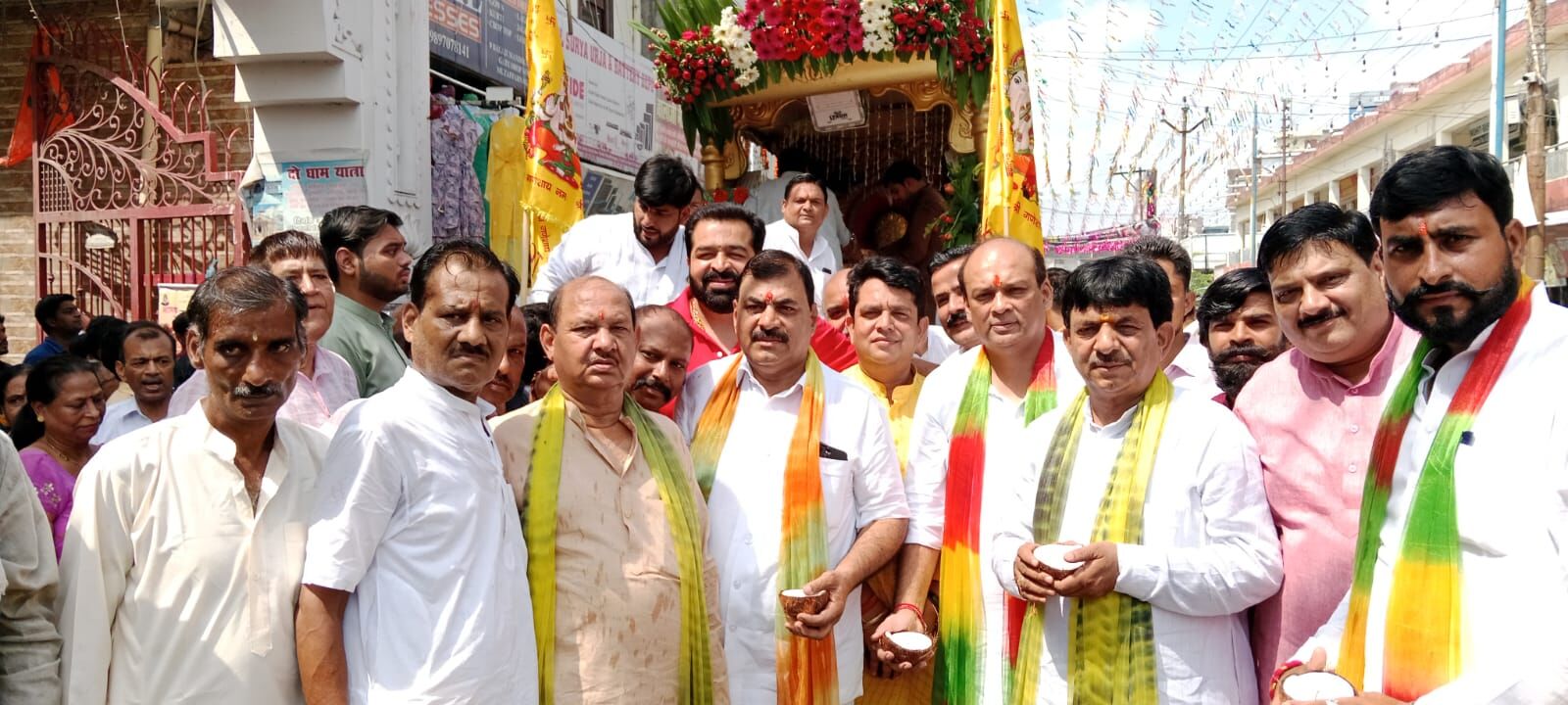 GANESH CHATURTHI---भक्तों का कल्याण करने स्वर्ण रथ पर निकले गणपति