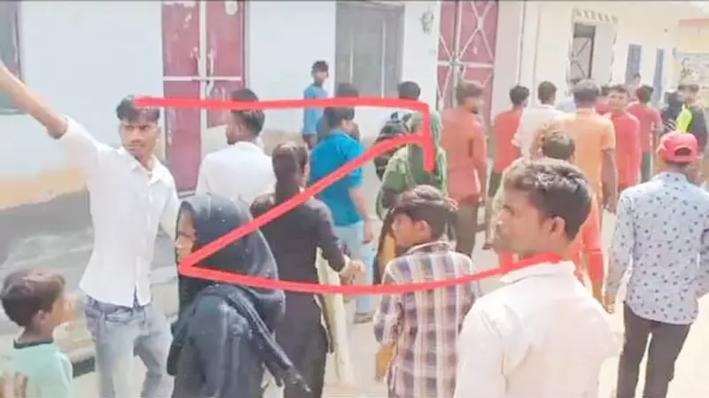 घर में घुसे युवक को ग्रामीणों ने दबोचा, भारी हंगामा, तनाव घर में घुसे युवक को ग्रामीणों ने दबोचा, भारी हंगामा, तनाव