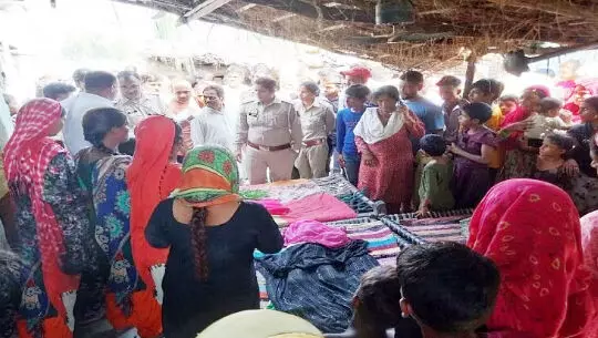 कच्ची दीवार गिरने से पांच बच्चे मलबे में दबे, तीन की मौत कच्ची दीवार गिरने से पांच बच्चे मलबे में दबे, तीन की मौत