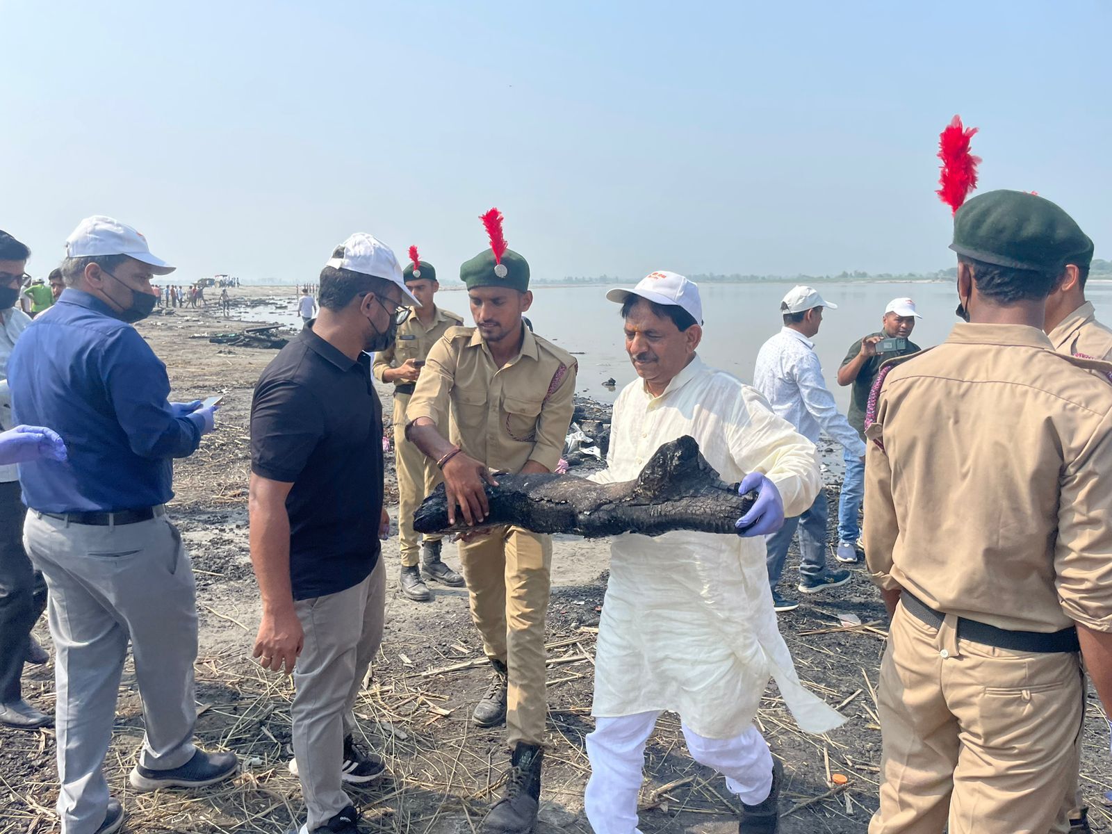 मंत्री कपिल देव ने गंगा बैराज पर अपने हाथों से की सफाई