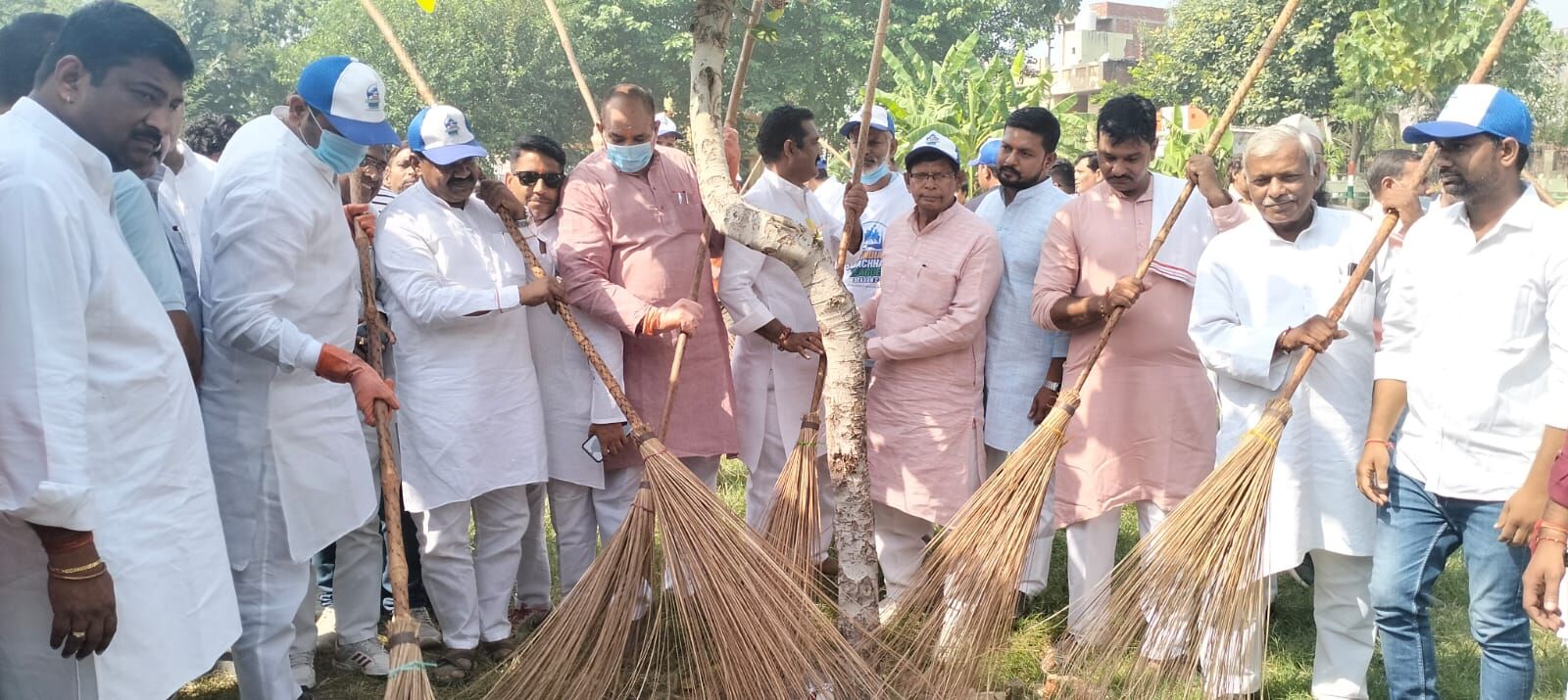 SAWACH BHARAT--मंत्री और अफसरों ने झाड़ू लगाकर दिया संदेश
