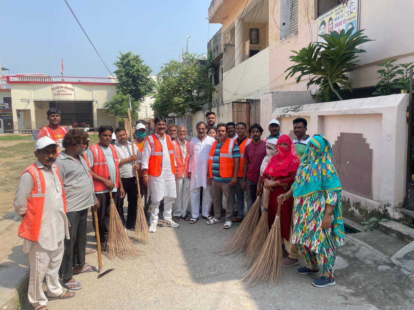 MUZAFFARNAGAR---विकल्प जैन ने वार्ड में सफाई कर किया श्रमदान