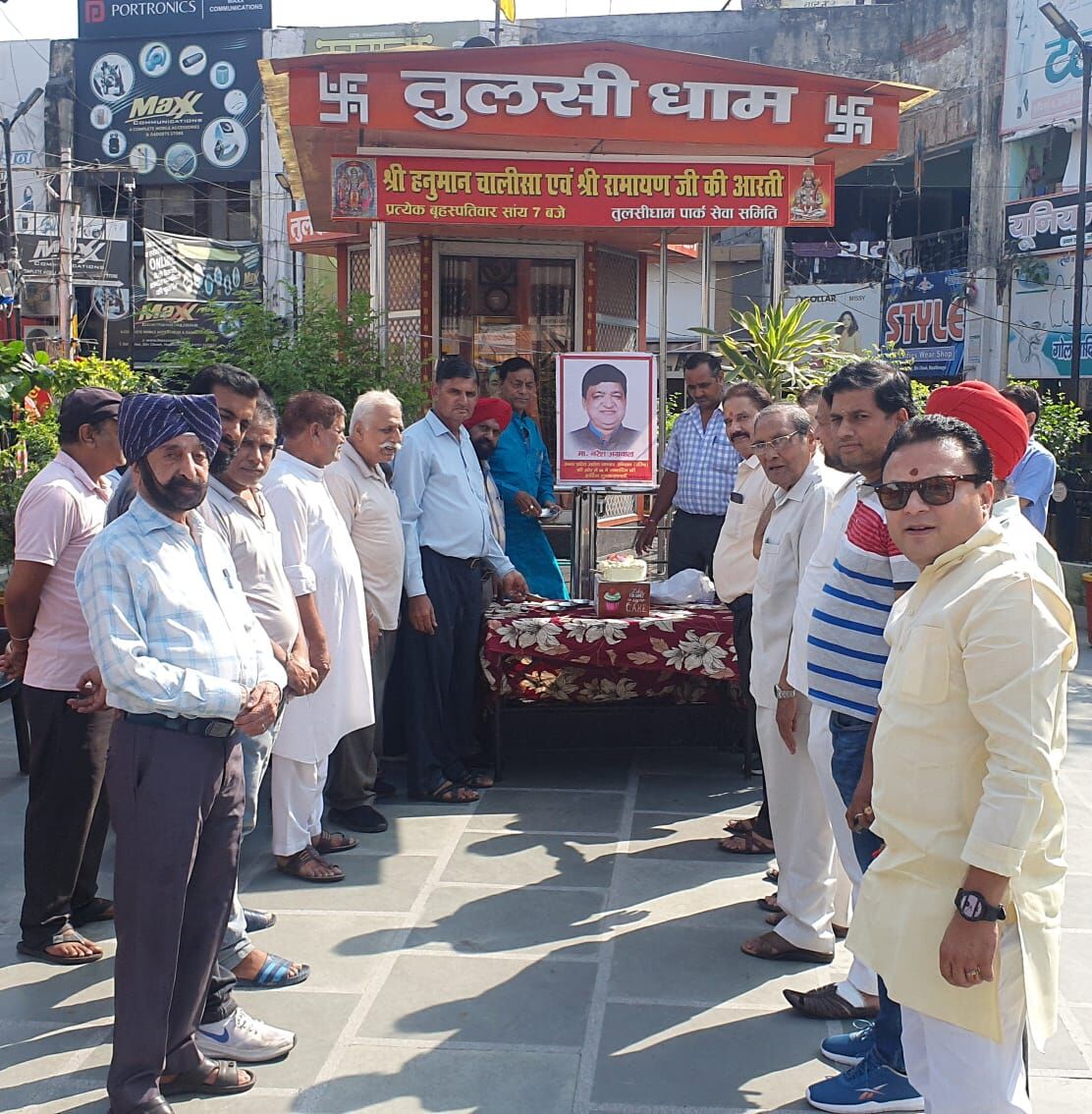 MUZAFFARNAGAR---व्यापारियों ने मनाया पूर्व सांसद नरेश अग्रवाल का जन्मदिन