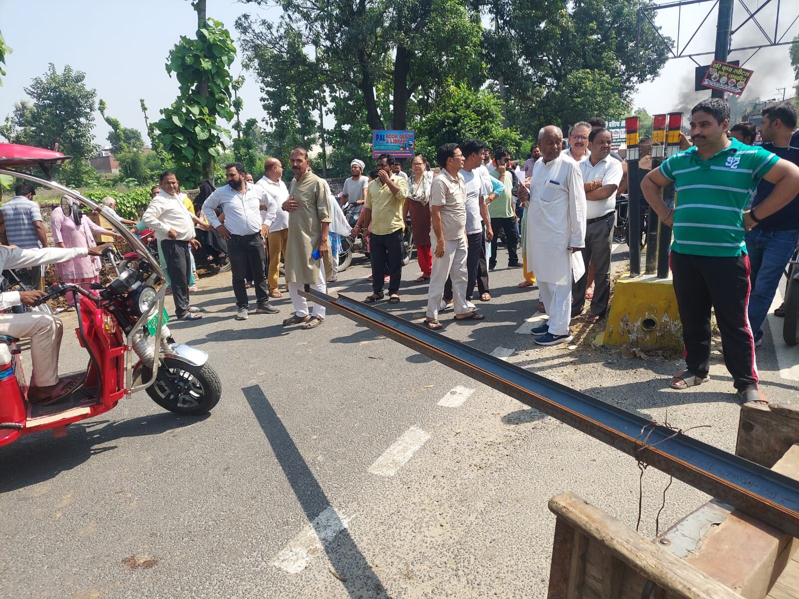 MUZAFFARNAGAR---रेशु विहार फाटक पर लोगों ने प्रदर्शन कर लगाया जाम