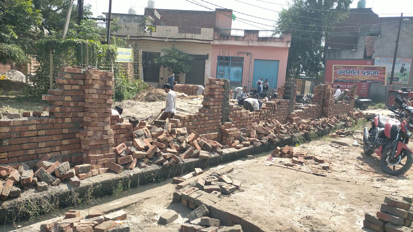 MUZAFFARNAGAR---समझौते के बाद कूकड़ा में तोड़ी कब्रिस्तान की दीवार