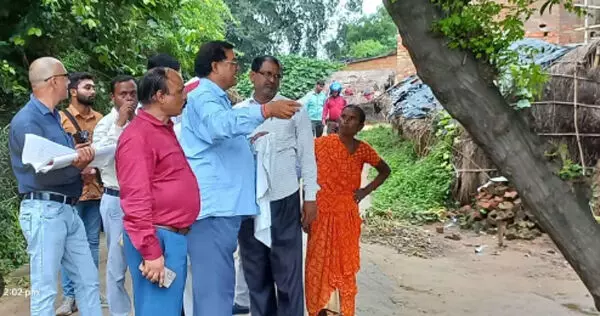 सामूहिक हत्याकांड के बाद पूर्व जिला पंचायत सदस्य प्रेम यादव की जमीन की पैमाइश के विरोध में नारेबाजी, पुलिस ने लाठियां फटकारी सामूहिक हत्याकांड के बाद पूर्व जिला पंचायत सदस्य प्रेम यादव की जमीन की पैमाइश के विरोध में नारेबाजी, पुलिस ने लाठियां फटकारी
