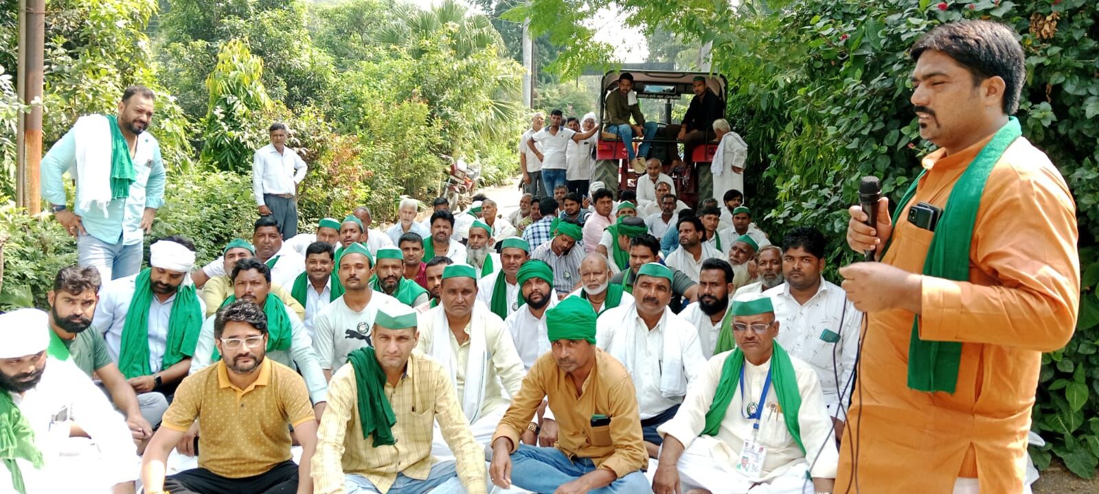 किसानों की समस्याओं को लेकर गन्ना अधिकारी कार्यालय पर धरना