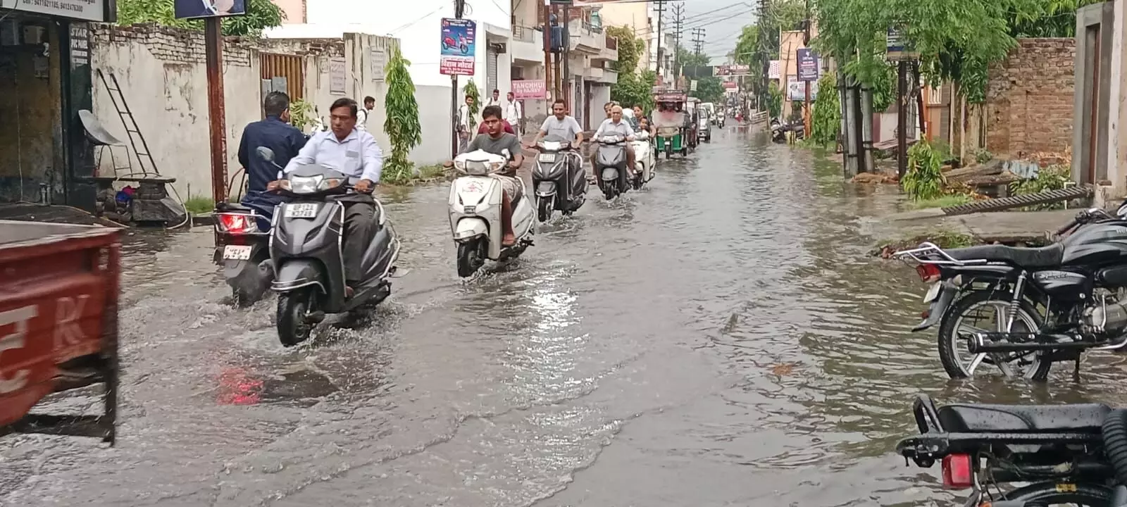 मुजफ्फरनगर, मेरठ-बिजनौर समेत कई जिलों में बारिश, सहारनपुर में ओलावृष्टि मुजफ्फरनगर, मेरठ-बिजनौर समेत कई जिलों में बारिश, सहारनपुर में ओलावृष्टि
