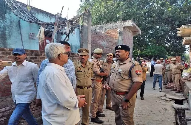 बुजुर्ग और युवती की चाकुओं से गोदकर हत्या बुजुर्ग और युवती की चाकुओं से गोदकर हत्या