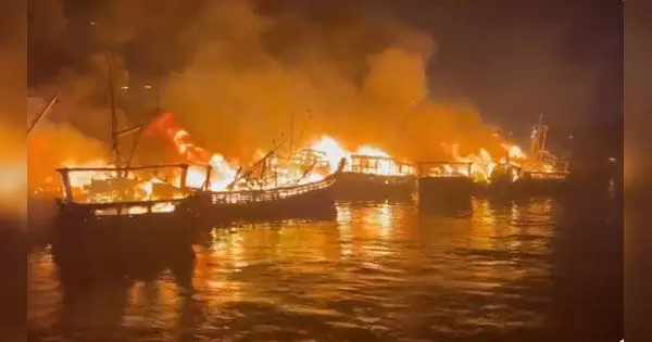 बंदरगाह में लगी भीषण आग, 30 से ज्यादा नाव जलकर खाक बंदरगाह में लगी भीषण आग, 30 से ज्यादा नाव जलकर खाक