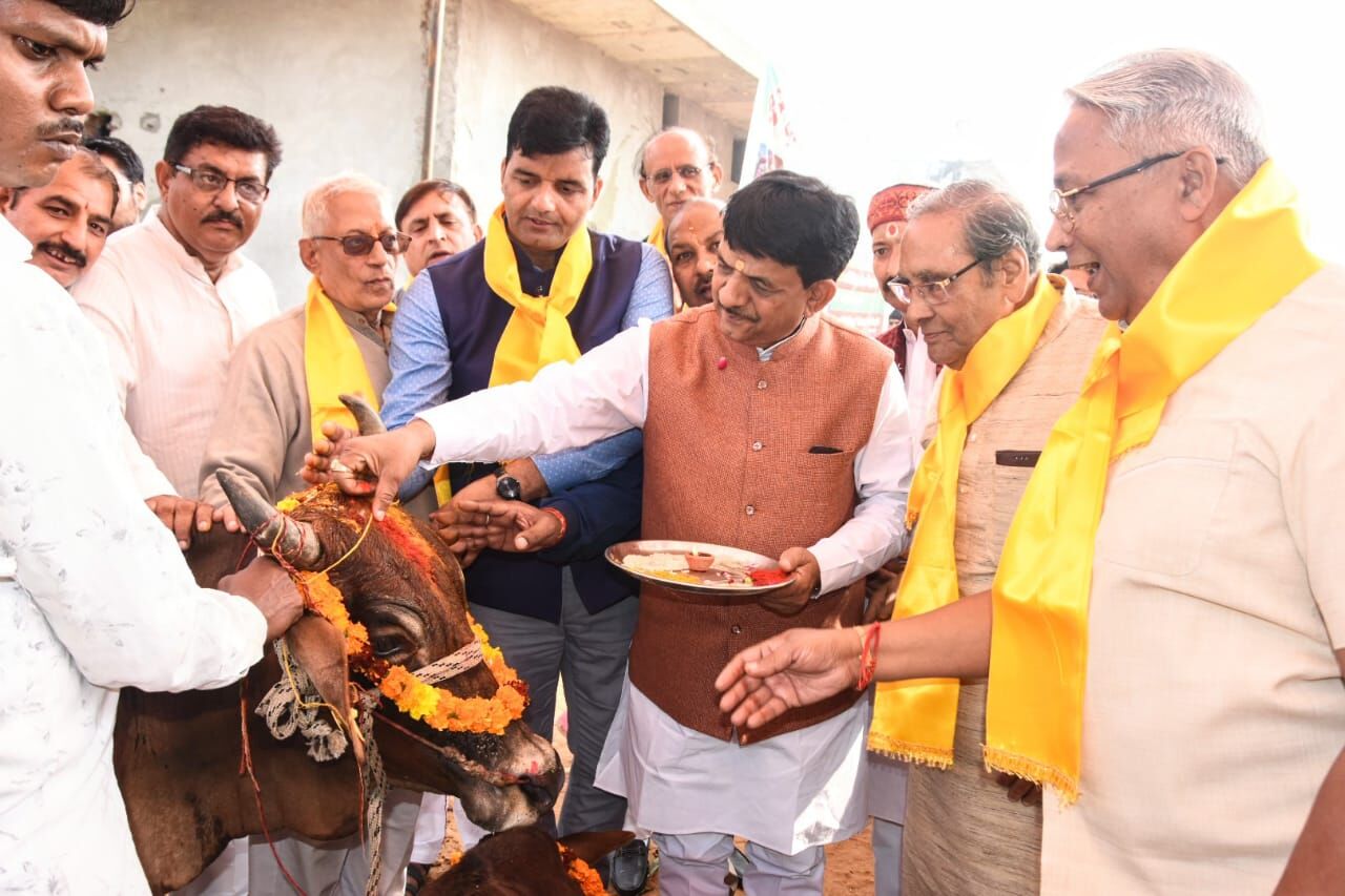 गोपाष्टमी पर मंत्री कपिल देव ने किया गौ पूजन