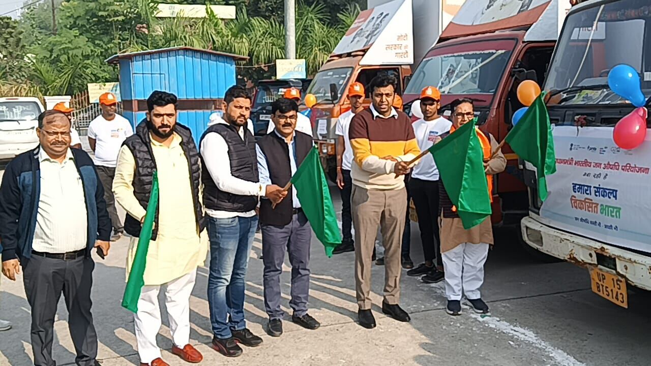 डीएम ने किया विकसित भारत संकल्प यात्रा का शुभारंभ