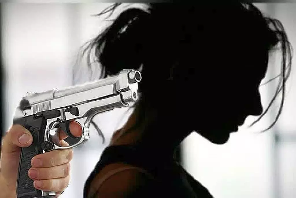 युवक ने सरेबाजार युवती के मुंह में डाली पिस्तौल की नली, लोगों ने उतारा आशिकी का भूत युवक ने सरेबाजार युवती के मुंह में डाली पिस्तौल की नली, लोगों ने उतारा आशिकी का भूत