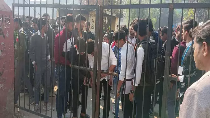 फीस बढ़ोतरी-डीएवी काॅलेज में तालाबंदी फीस बढ़ोतरी-डीएवी काॅलेज में तालाबंदी