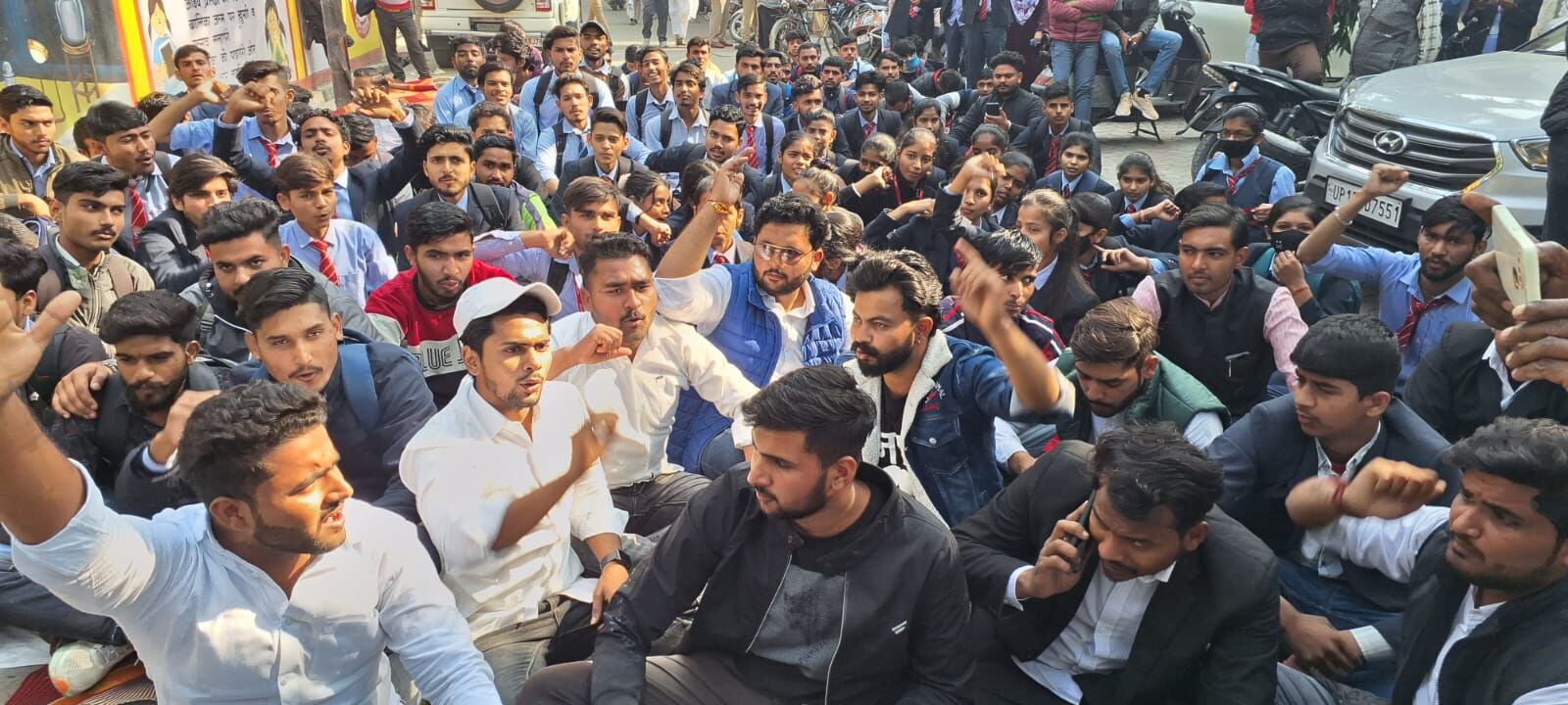 फीस बढ़ोतरी पर विद्यार्थियों ने घेरा कलेक्ट्रेट, बेमियादी धरना