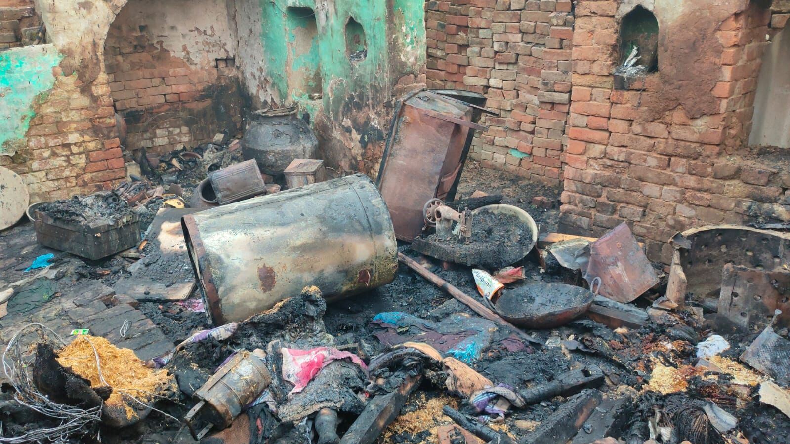 MUZAFFARNAGAR--शाॅर्ट सर्किट से लगी गरीब के घर में आग, सब कुछ हुआ राख