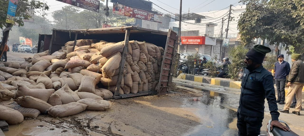 MUZAFFARNAGAR--सरकूलर रोड पर पलटा ट्रक, हादसा टला