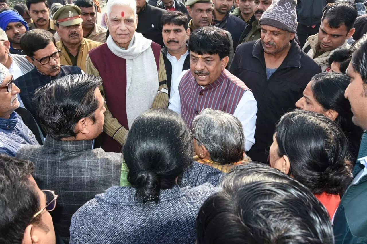 MUZAFFARNAGAR---ओम पैराडाइज पर जलभराव, लोगों ने लगाया जाम MUZAFFARNAGAR---ओम पैराडाइज पर जलभराव, लोगों ने लगाया जाम