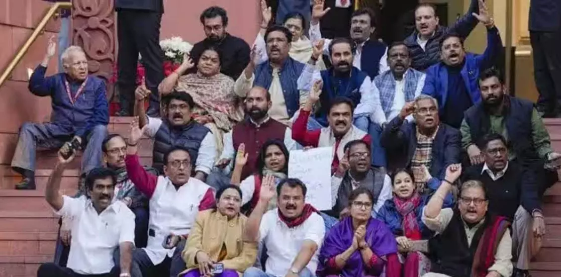 हमने नहीं, पीएम मोदी-शाह ने किया संसद का अपमानः खरगे हमने नहीं, पीएम मोदी-शाह ने किया संसद का अपमानः खरगे