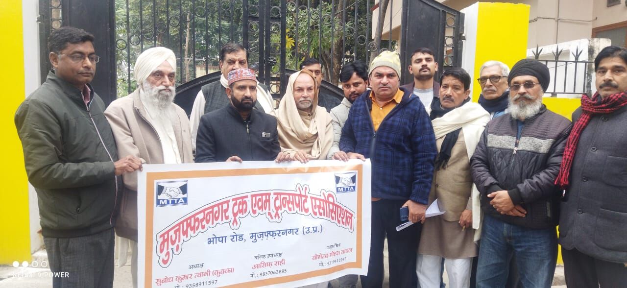 ट्रक और निजी बसों के संचालकों ने भी की हड़ताल