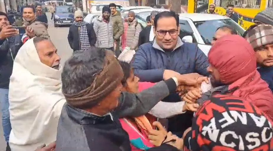MUZAFFARNAGAR---डीएम दफ्तर पर ससुरालियों ने की दामाद की पिटाई MUZAFFARNAGAR---डीएम दफ्तर पर ससुरालियों ने की दामाद की पिटाई