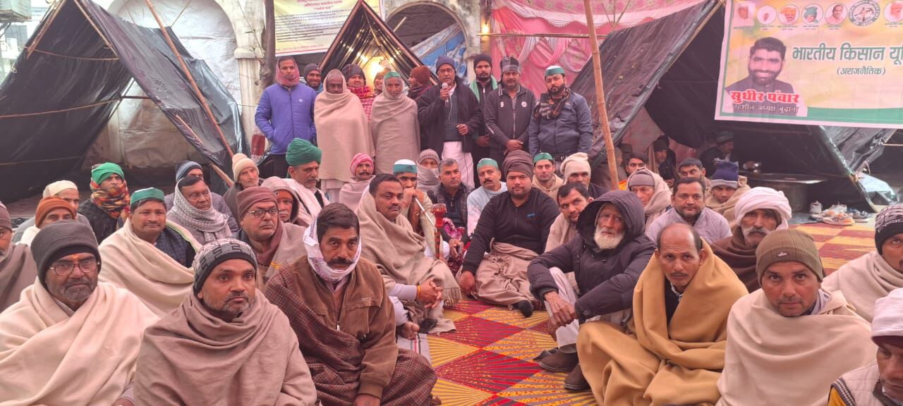 MUZAFFARNAGAR--किसानों ने डीएम कार्यालय पर बांटा हलवा