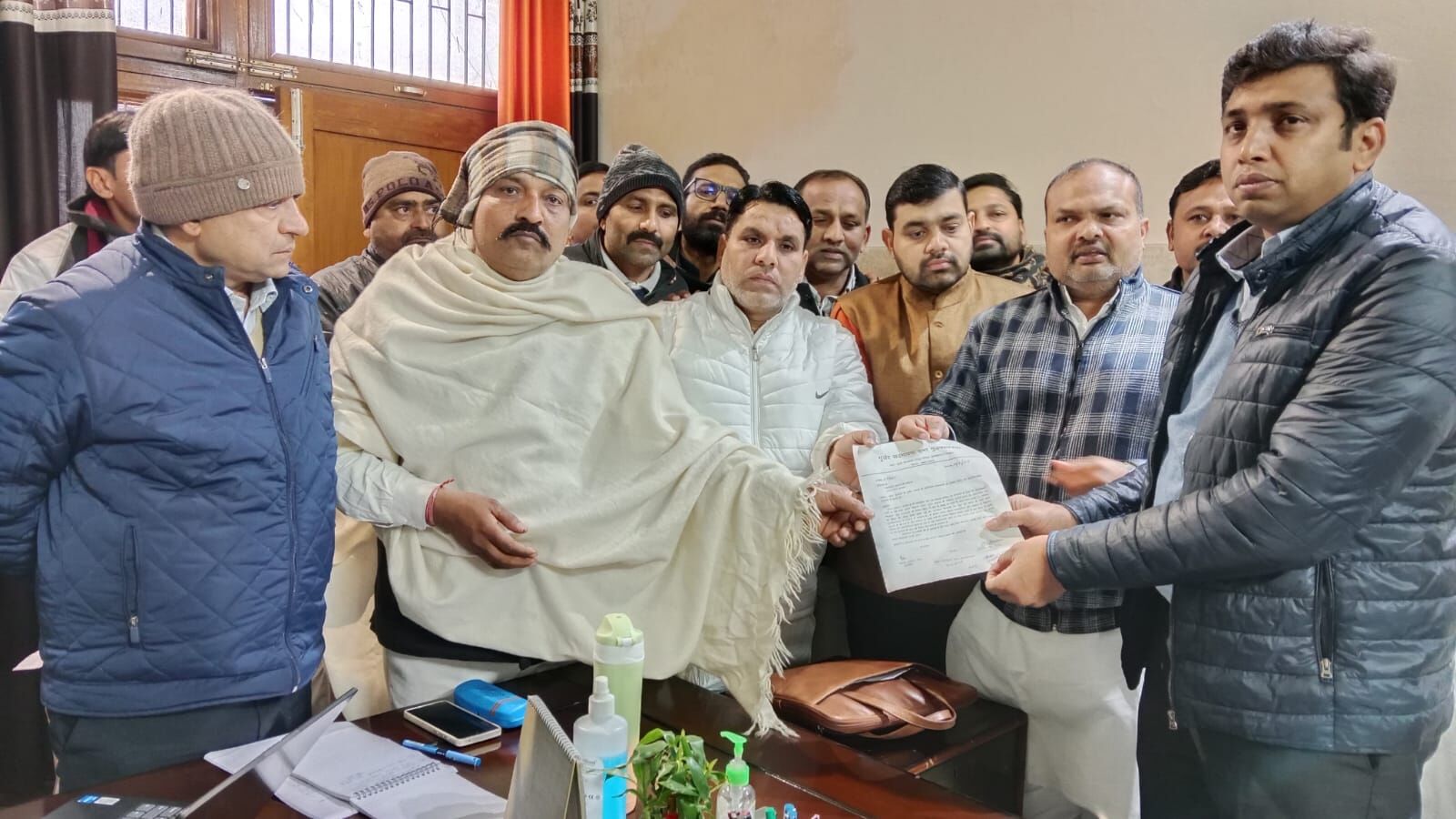 मंत्री सोमेन्द्र तोमर के समर्थन में गुर्जर समाज का प्रदर्शन