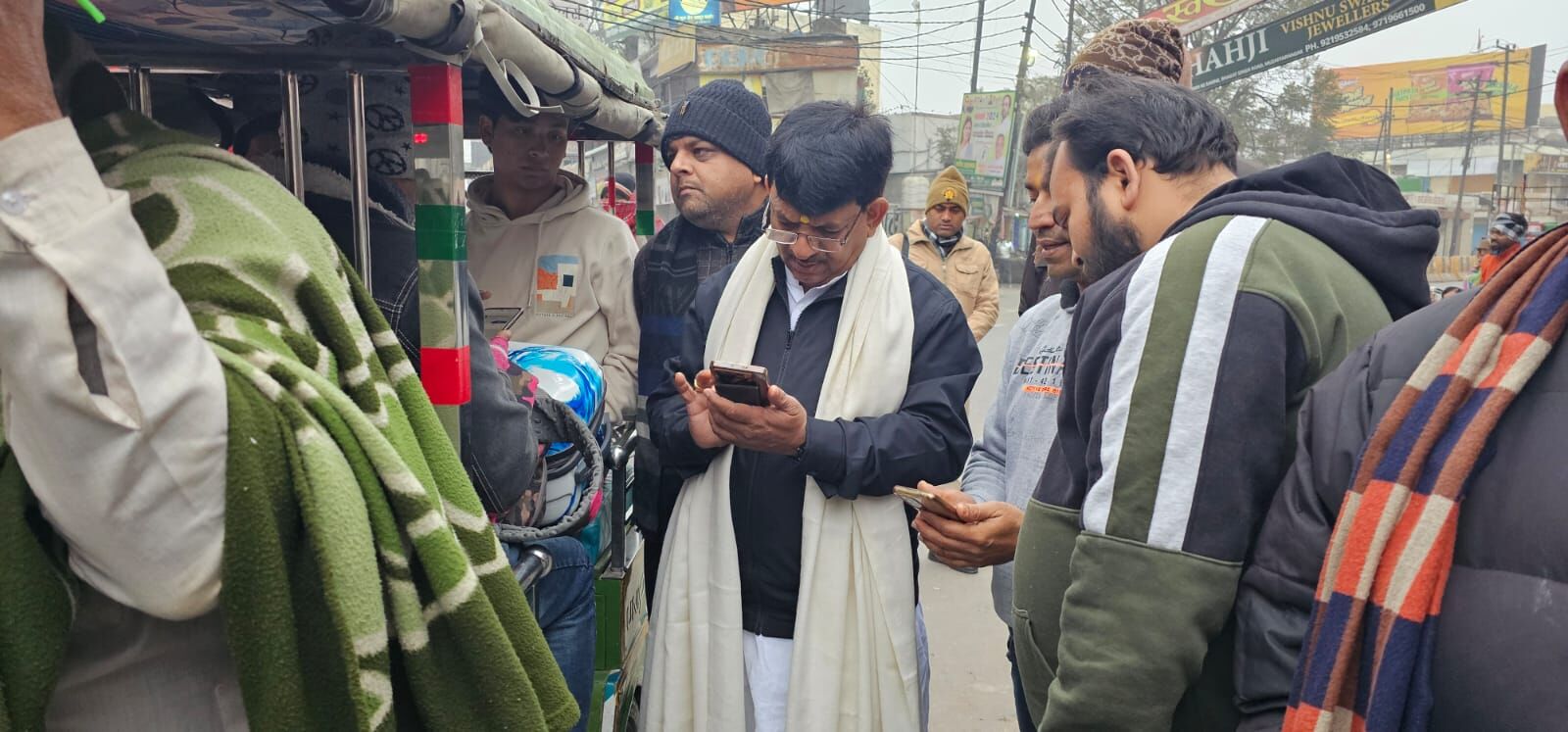 NAMO APP--सर्दी में सड़क पर निकले मंत्री कपिल देव, लोगों को डाउनलोड कराया नमो ऐप