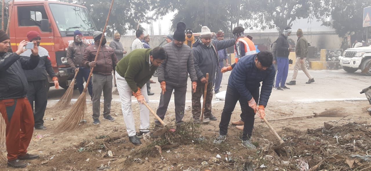 SAWACHTA ABHIYAN--डीएम-एडीएम ने रुड़की रोड पर हाथों से उठाया कूड़ा