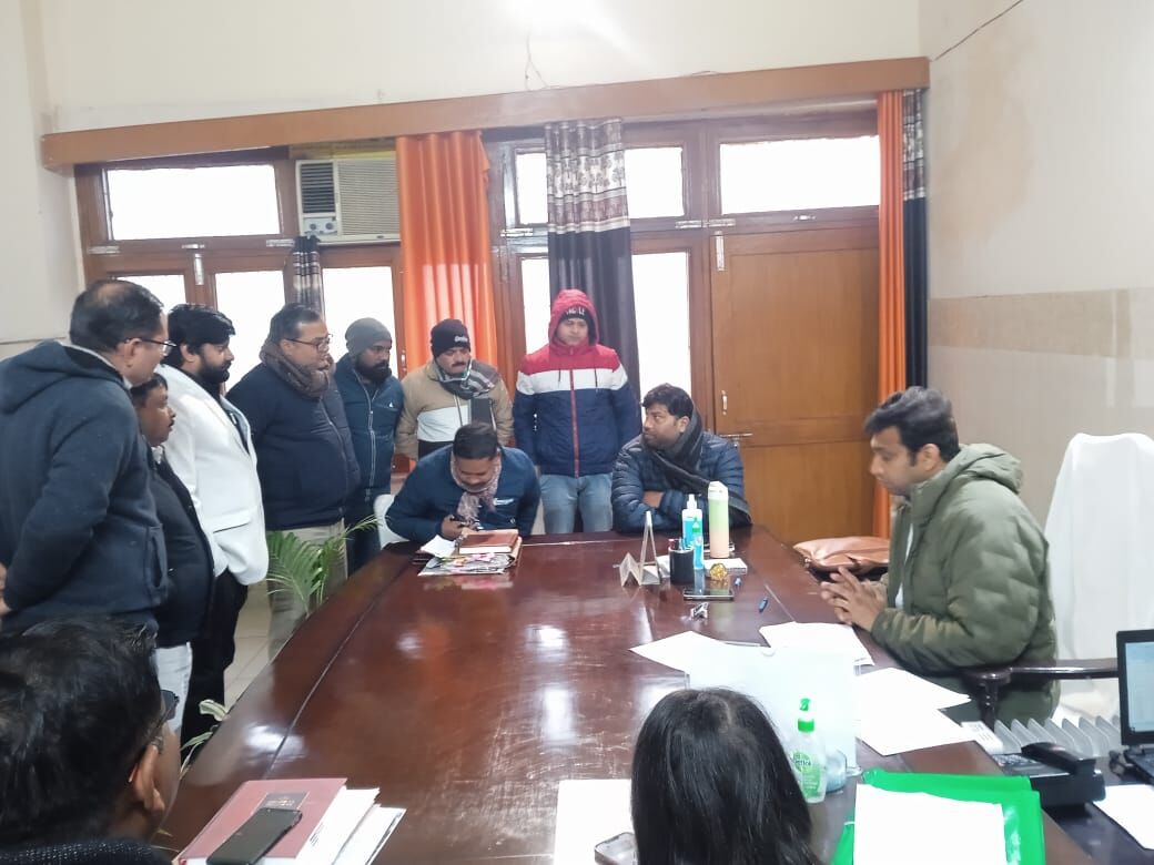 MUZAFFARNAGAR---आईजीएल के गडढ़े बने नासूर, डीएम से मिले सभासद