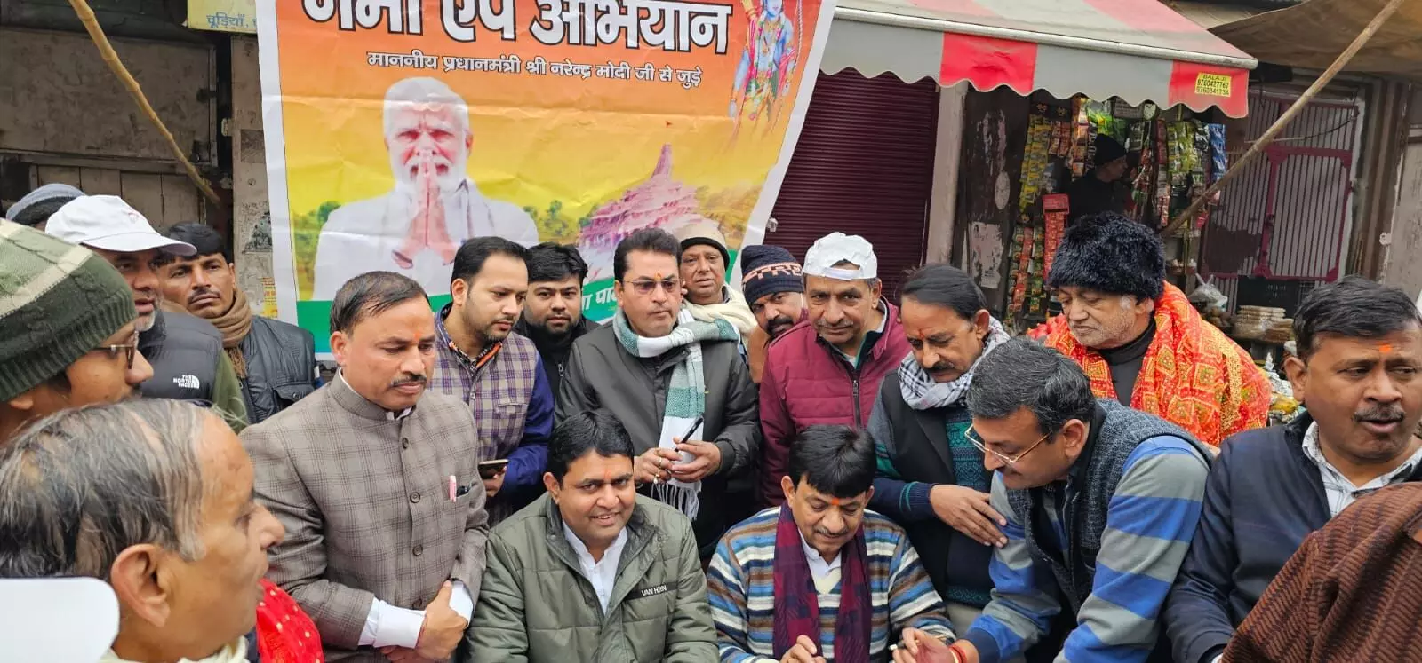 हापुड़ पहुंच मंत्री कपिल देव ने मंदिरों में की साफ सफाई हापुड़ पहुंच मंत्री कपिल देव ने मंदिरों में की साफ सफाई