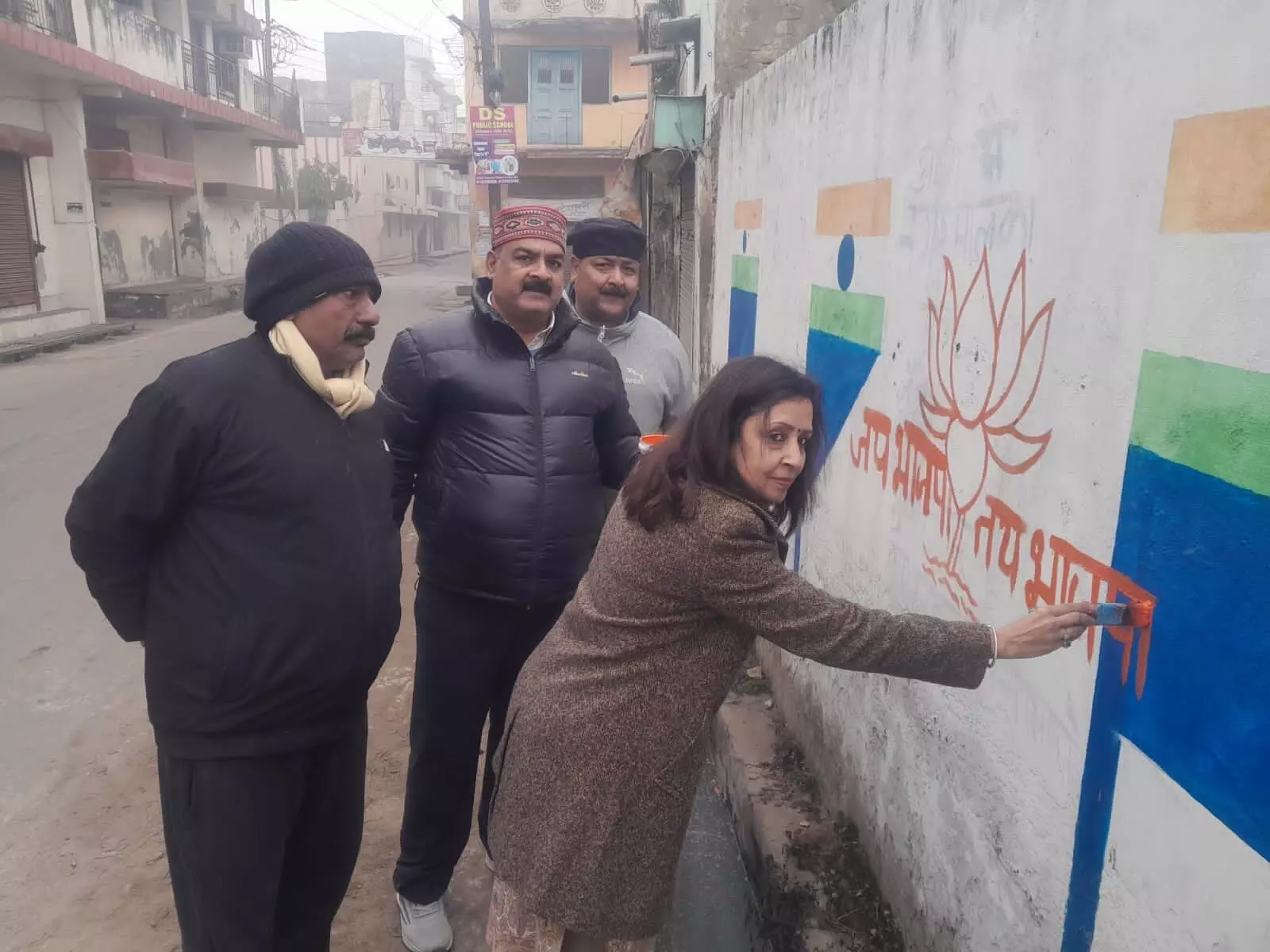 मीनाक्षी स्वरूप ने दिवारों पर लिखी भाजपा की जीत की इबारत मीनाक्षी स्वरूप ने दिवारों पर लिखी भाजपा की जीत की इबारत
