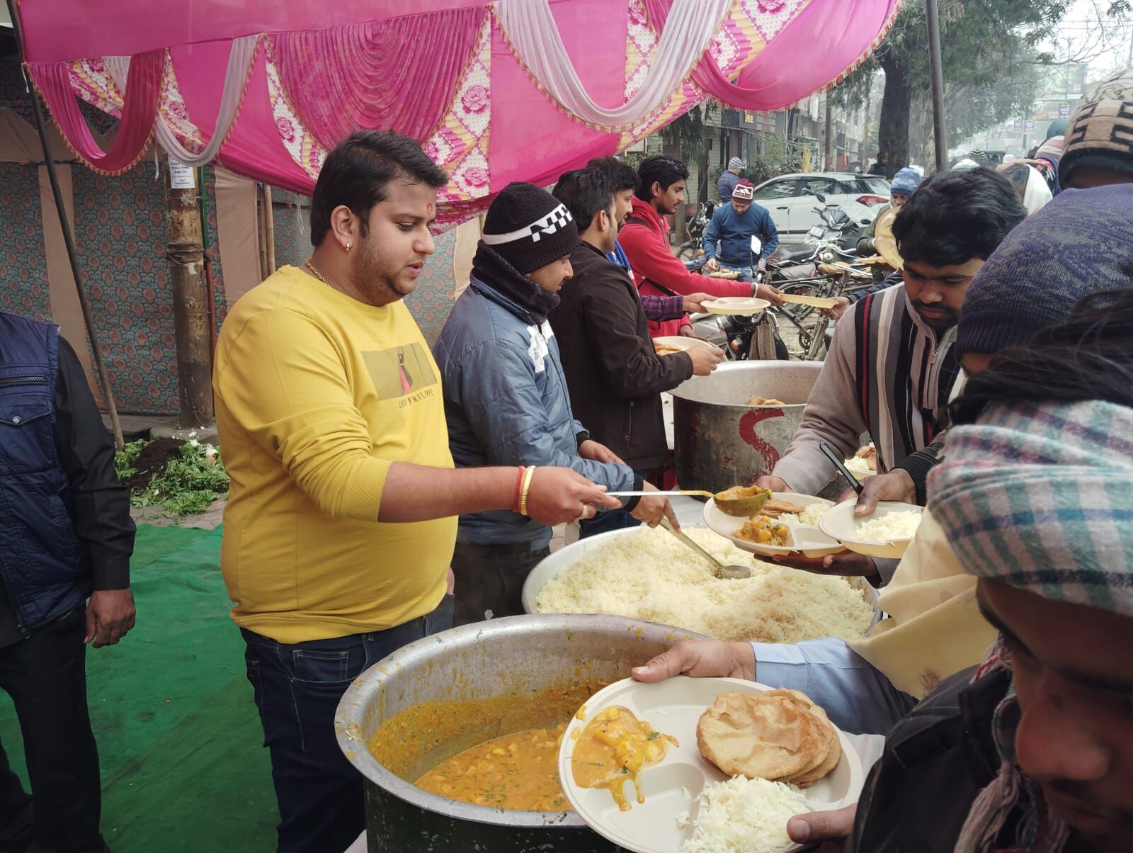 MUZAFFARNAGAR-युवा उद्यमी विशु तायल ने भोपा रोड पर किया भंडारा