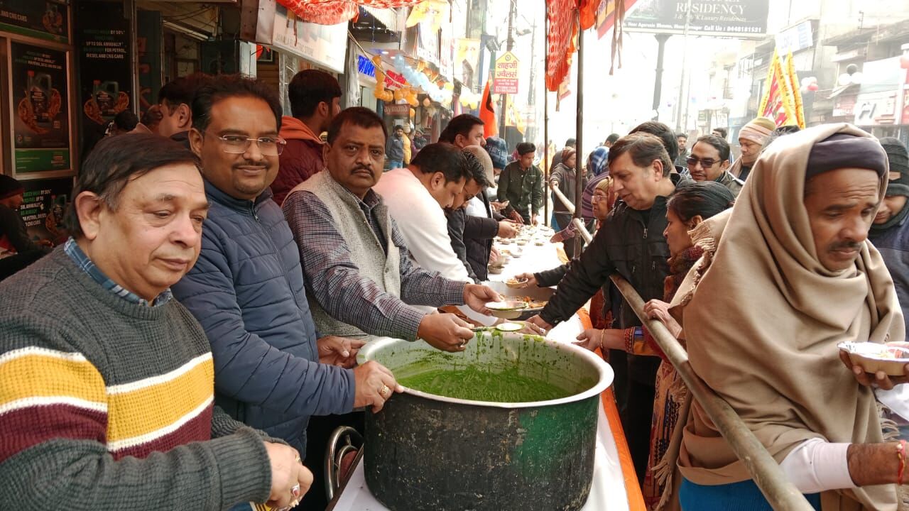 RAM MANDIR-रुड़की रोड के व्यापारियों ने श्री रामलला के लिए बांटा प्रसाद