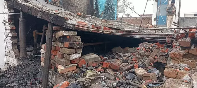 MUZAFFARNAGAR-पटाखे बनाते समय घर में धमाका, दो बच्चों की मौत MUZAFFARNAGAR-पटाखे बनाते समय घर में धमाका, दो बच्चों की मौत